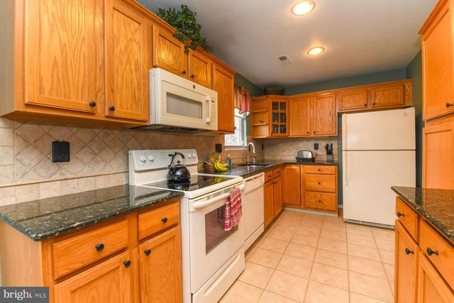 6 PHOEBE TER, West Deptford, NJ 08086