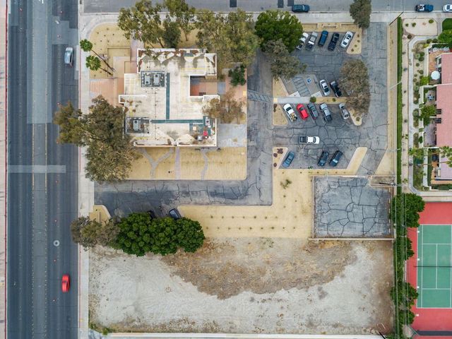 211 Sunrise Way, Palm Springs, CA 92262