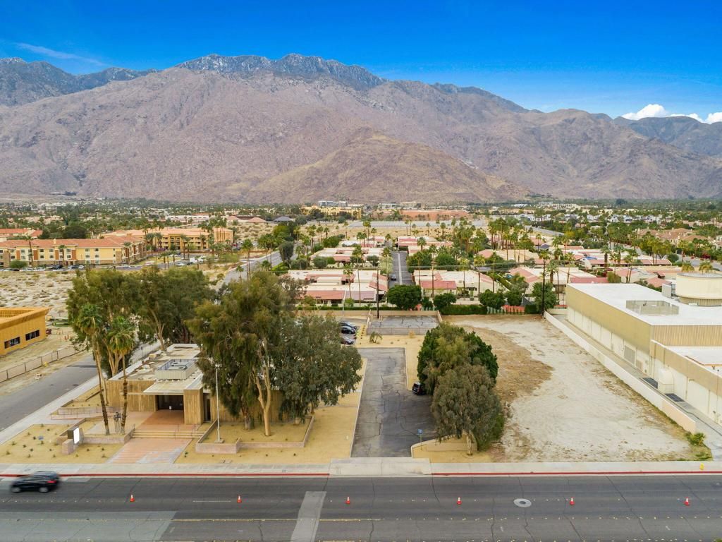 Image 21 of property listing at 211 Sunrise Way, Palm Springs, CA 92262