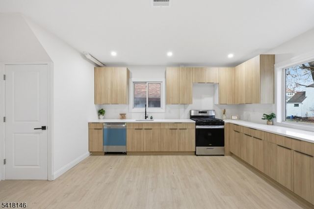 10 Mulford Pl, Newark City, NJ 07112