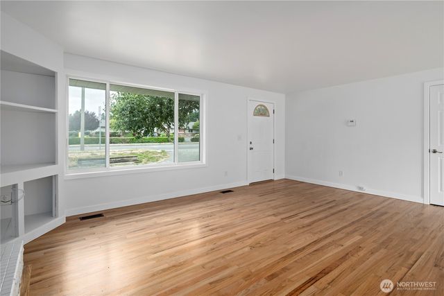 110 N Oak Harbor Road, Oak Harbor, WA 98277