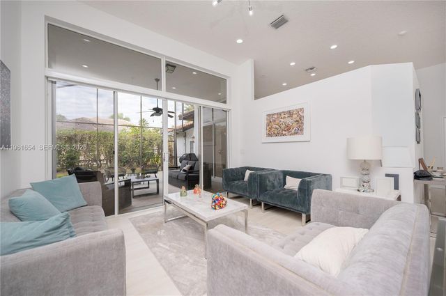 2621 Oakbrook Ln, Weston, FL 33332