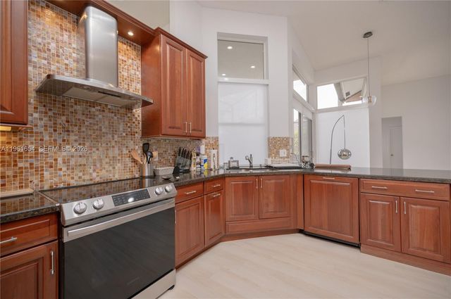 2621 Oakbrook Ln, Weston, FL 33332