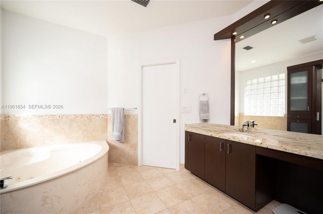 2621 Oakbrook Ln, Weston, FL 33332