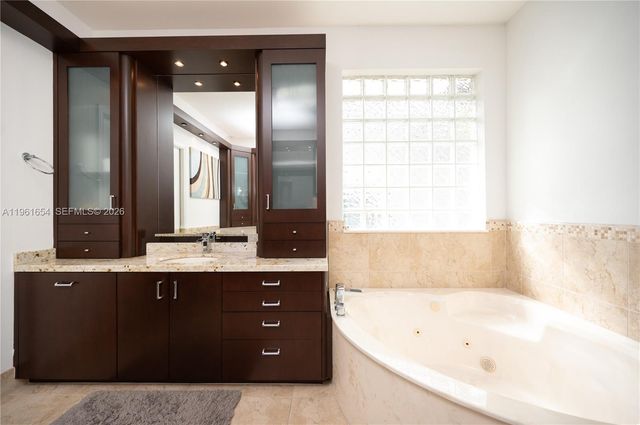 2621 Oakbrook Ln, Weston, FL 33332