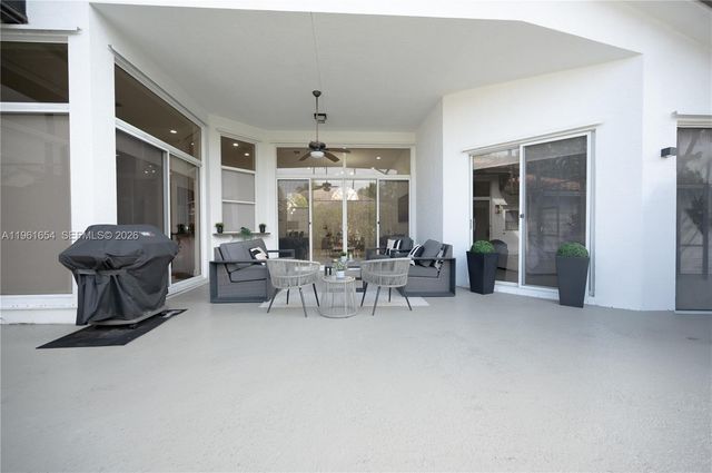 2621 Oakbrook Ln, Weston, FL 33332