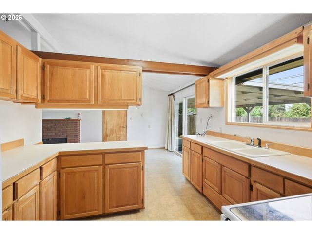 1318 Quinalt St, Springfield, OR 97477