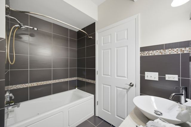 799 Graceland Avenue 404A, Des Plaines, IL 60016