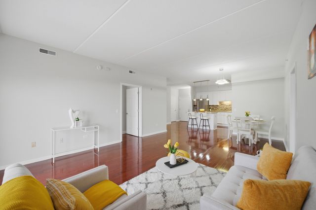 799 Graceland Avenue 404A, Des Plaines, IL 60016