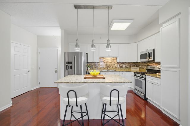 799 Graceland Avenue 404A, Des Plaines, IL 60016