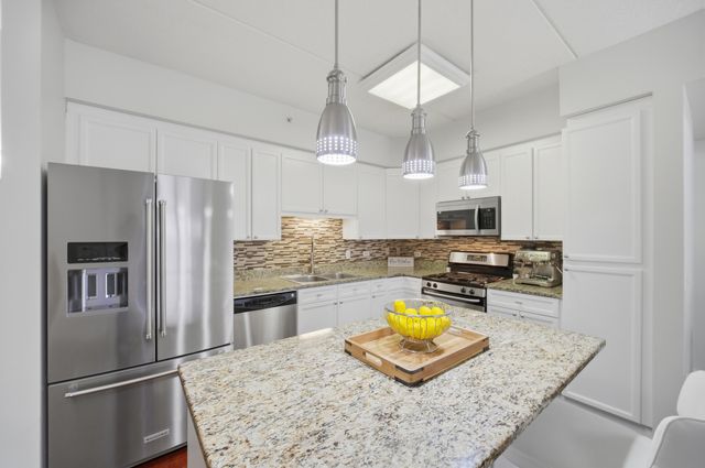 799 Graceland Avenue 404A, Des Plaines, IL 60016