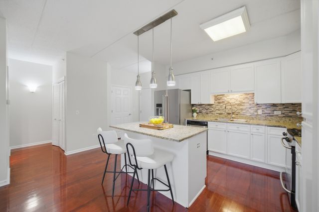 799 Graceland Avenue 404A, Des Plaines, IL 60016