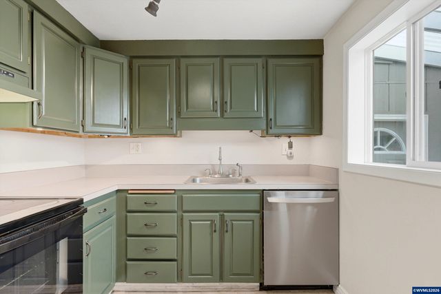 1860 Capitol St SE, Salem, OR 97302