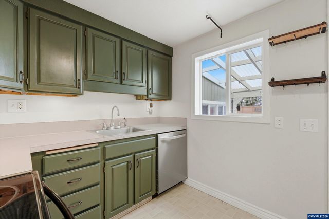 1860 Capitol St SE, Salem, OR 97302