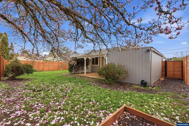 1860 Capitol St SE, Salem, OR 97302