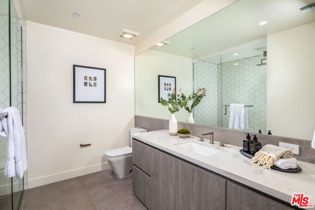 725 N Croft Avenue 304, Los Angeles, CA 90069