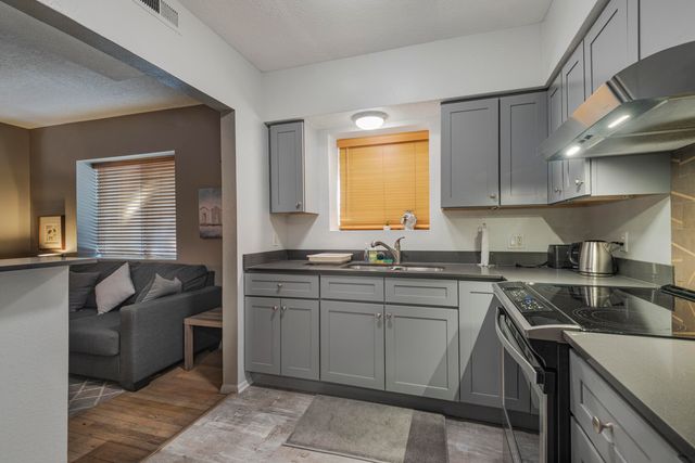 215 Carlisle Boulevard NE, Albuquerque, NM 87106