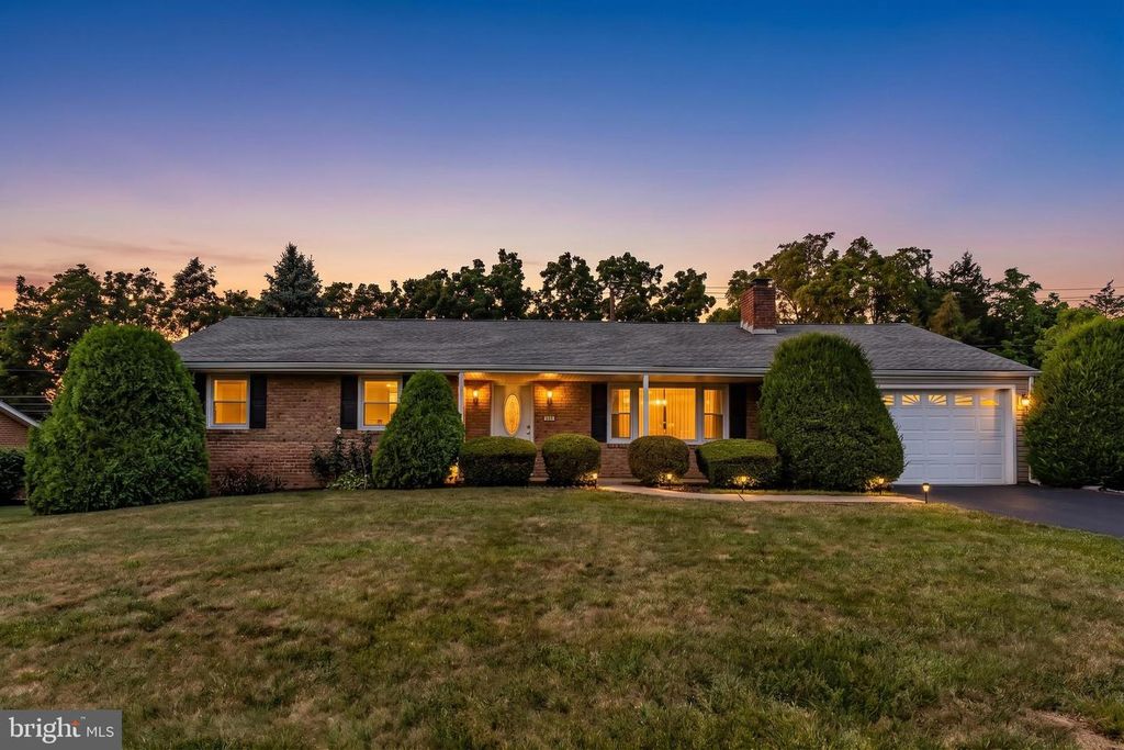 936 EMILY DR, Mechanicsburg, PA 17055