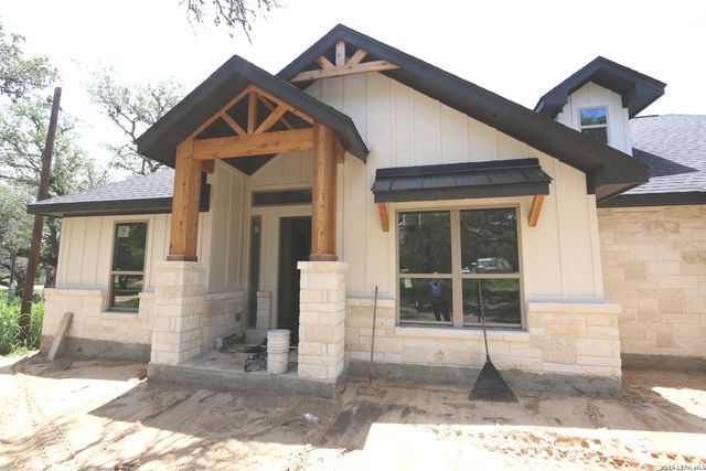 1114 HUMMINGBIRD LN, Adkins, TX 78101