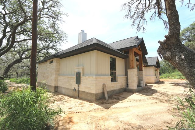 1114 HUMMINGBIRD LN, Adkins, TX 78101
