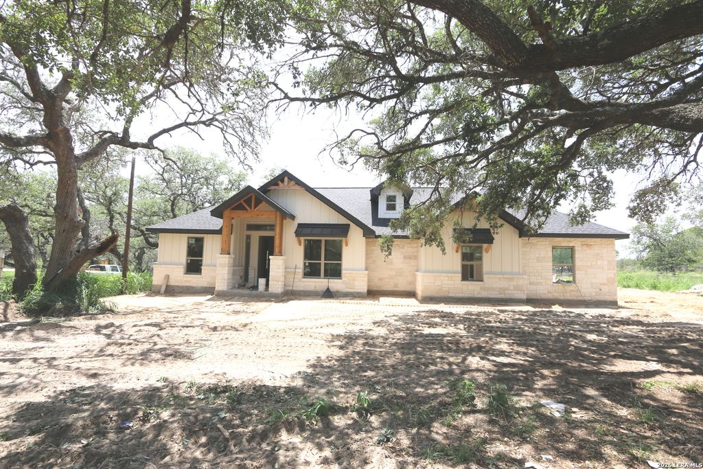 1114 HUMMINGBIRD LN, Adkins, TX 78101
