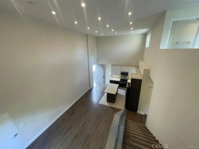 6445 Woodley Avenue 204, Lake Balboa, CA 91406