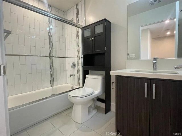 6445 Woodley Avenue 204, Lake Balboa, CA 91406