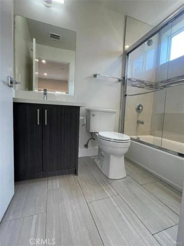 6445 Woodley Avenue 204, Lake Balboa, CA 91406