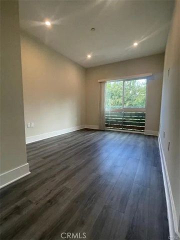 6445 Woodley Avenue 204, Lake Balboa, CA 91406