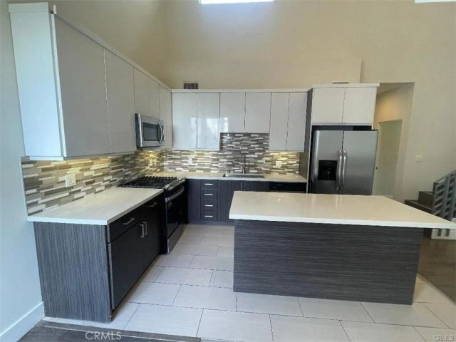 6445 Woodley Avenue 204, Lake Balboa, CA 91406
