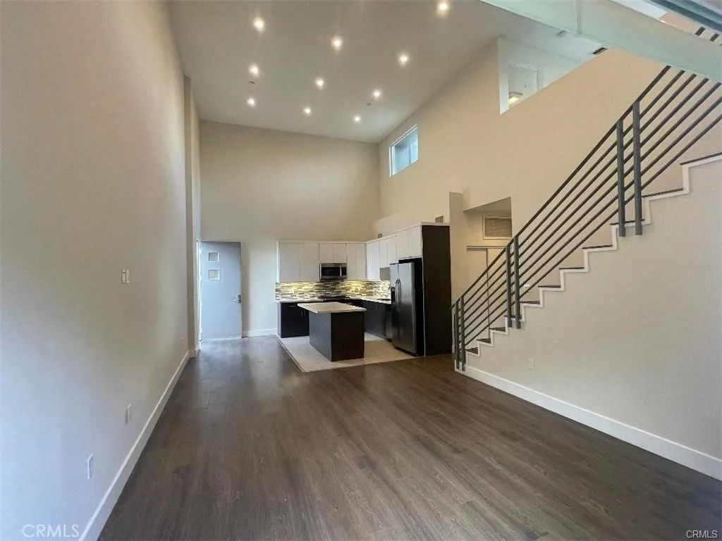 6445 Woodley Avenue 204, Lake Balboa, CA 91406
