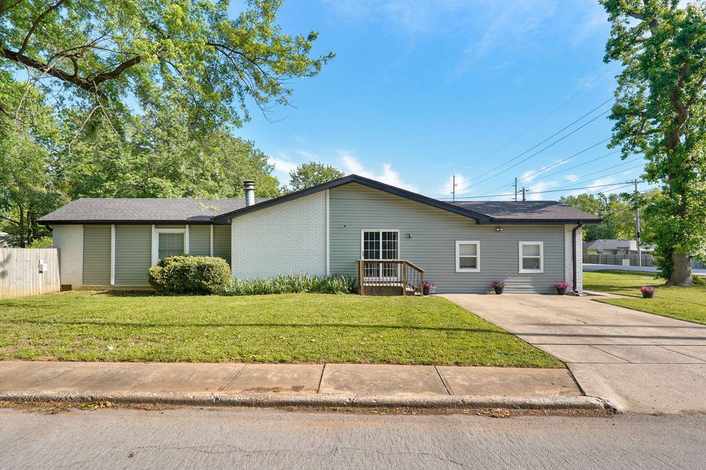 2361 S Fort Avenue, Springfield, MO 65807