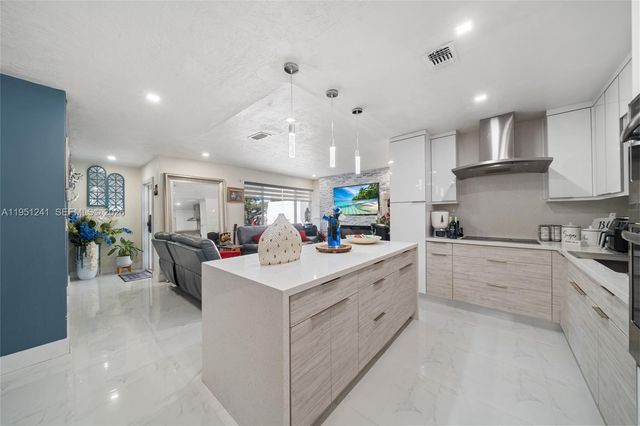 19707 SW 118th Pl, Miami, FL 33177