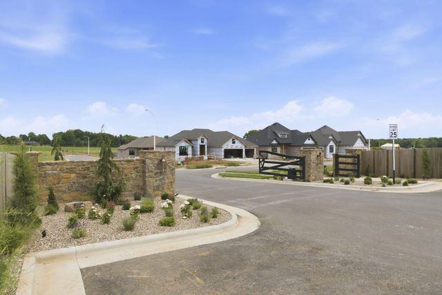 1626 S Pinecone Path, Springfield, MO 65809