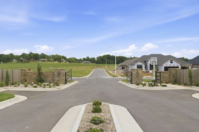 1626 S Pinecone Path, Springfield, MO 65809