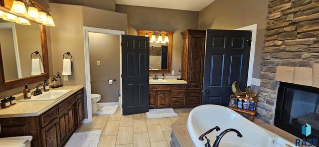 3421 Oak Ln Lane, Brookings, SD 57006
