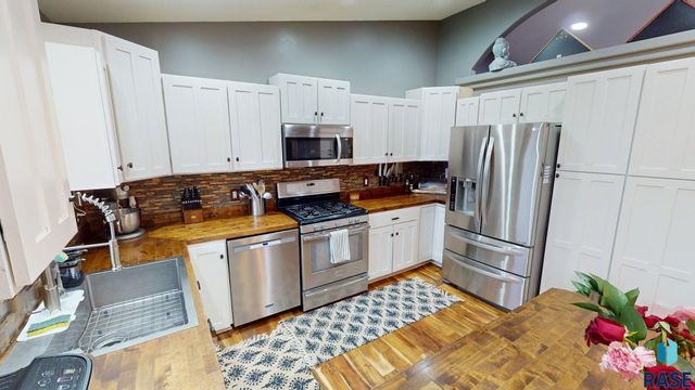 3421 Oak Ln Lane, Brookings, SD 57006