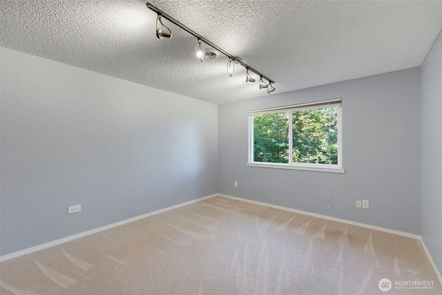 13807 Military Road E, Puyallup, WA 98374