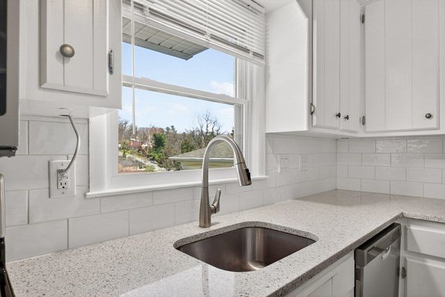 207 BURNLEY DR, Staunton, VA 24401