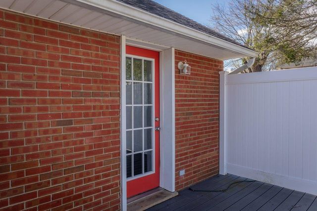 207 BURNLEY DR, Staunton, VA 24401