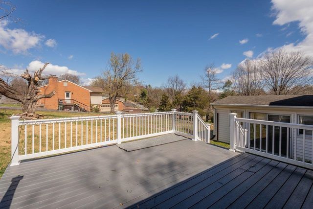 207 BURNLEY DR, Staunton, VA 24401