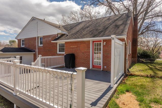 207 BURNLEY DR, Staunton, VA 24401