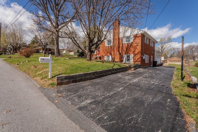 207 BURNLEY DR, Staunton, VA 24401