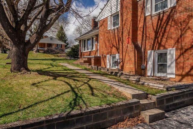 207 BURNLEY DR, Staunton, VA 24401