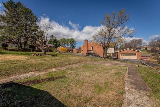 207 BURNLEY DR, Staunton, VA 24401