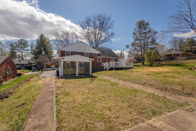 207 BURNLEY DR, Staunton, VA 24401