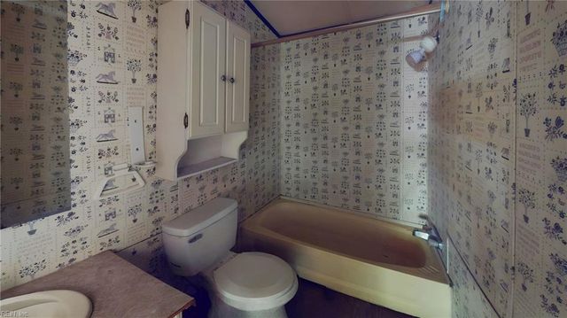 5080 Sandy Clay LN, Gloucester, VA 23061