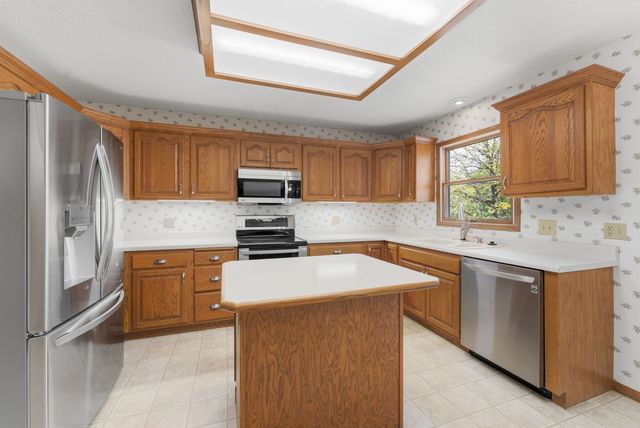 1208 W Donahue Street, Eldridge, IA 52748