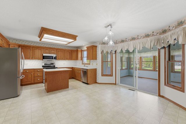 1208 W Donahue Street, Eldridge, IA 52748