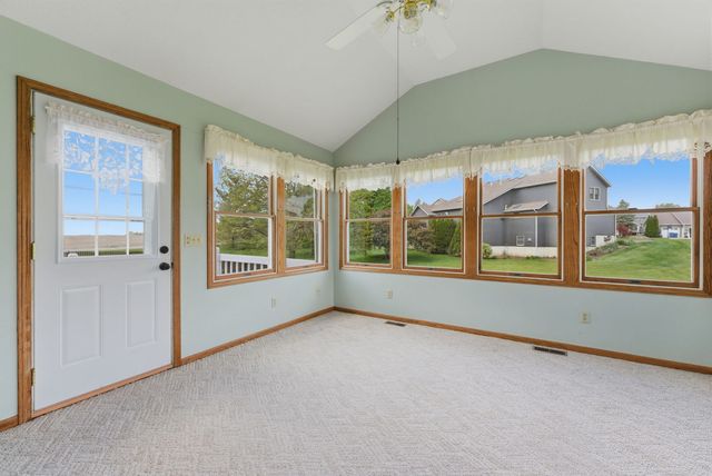 1208 W Donahue Street, Eldridge, IA 52748